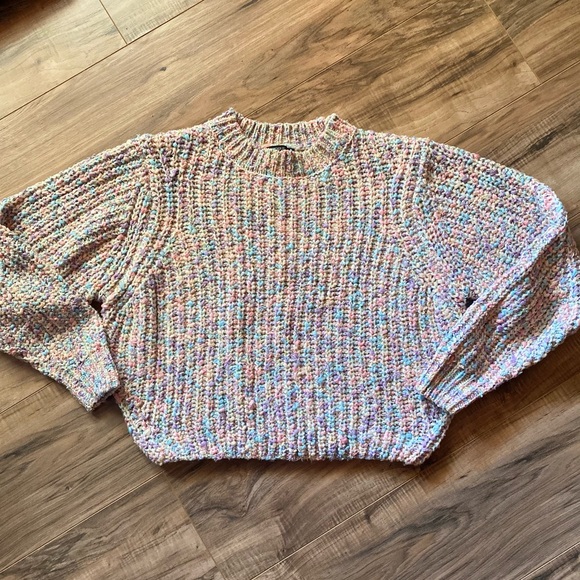 🎶Beautiful Crochet Semi-cropped Sweater - Picture 2 of 9